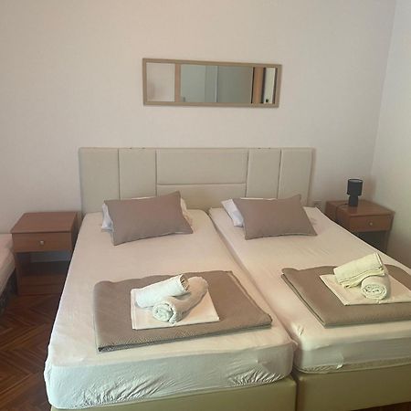 Apartments Ante Omis Exterior photo