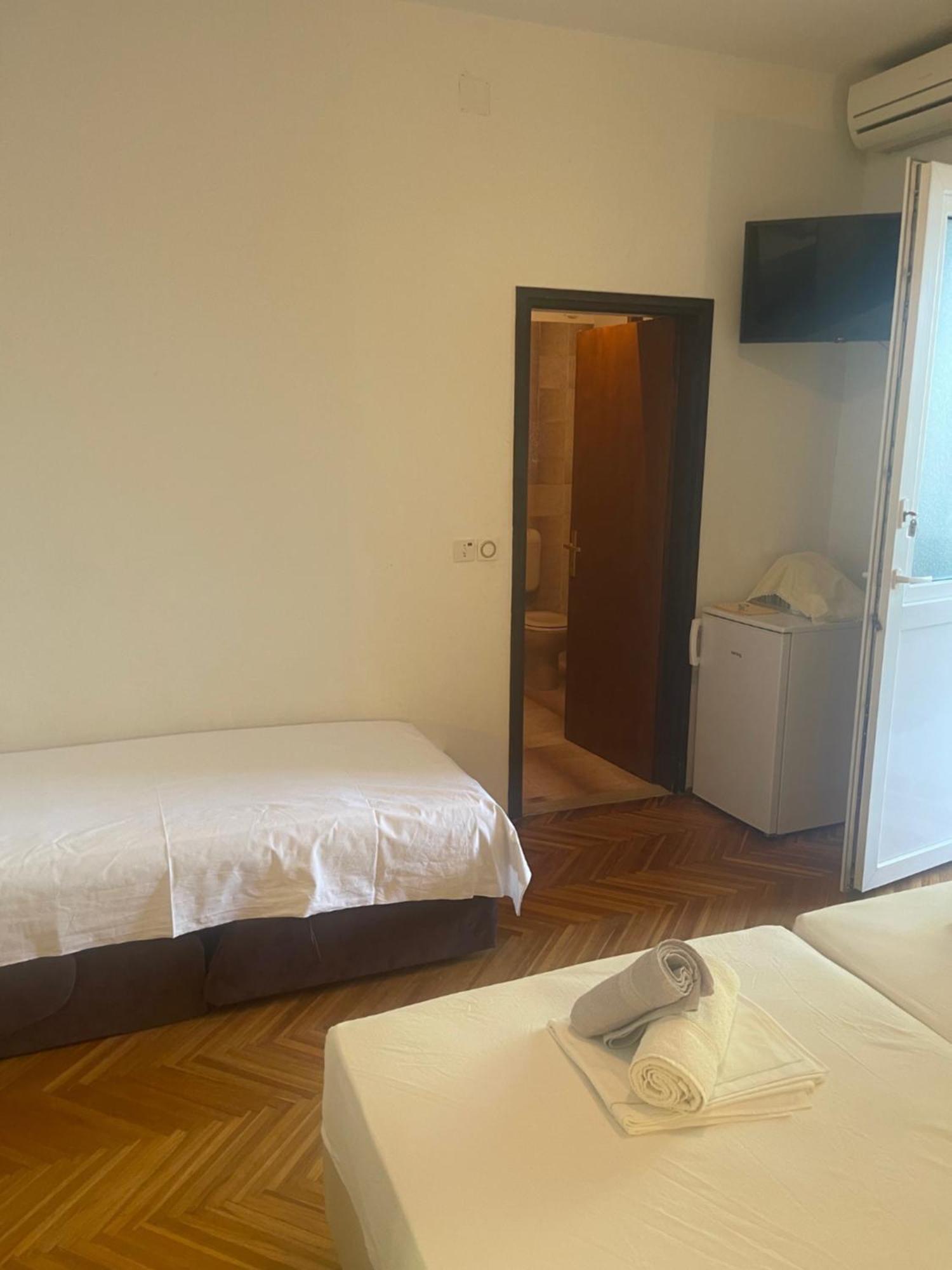 Apartments Ante Omis Exterior photo