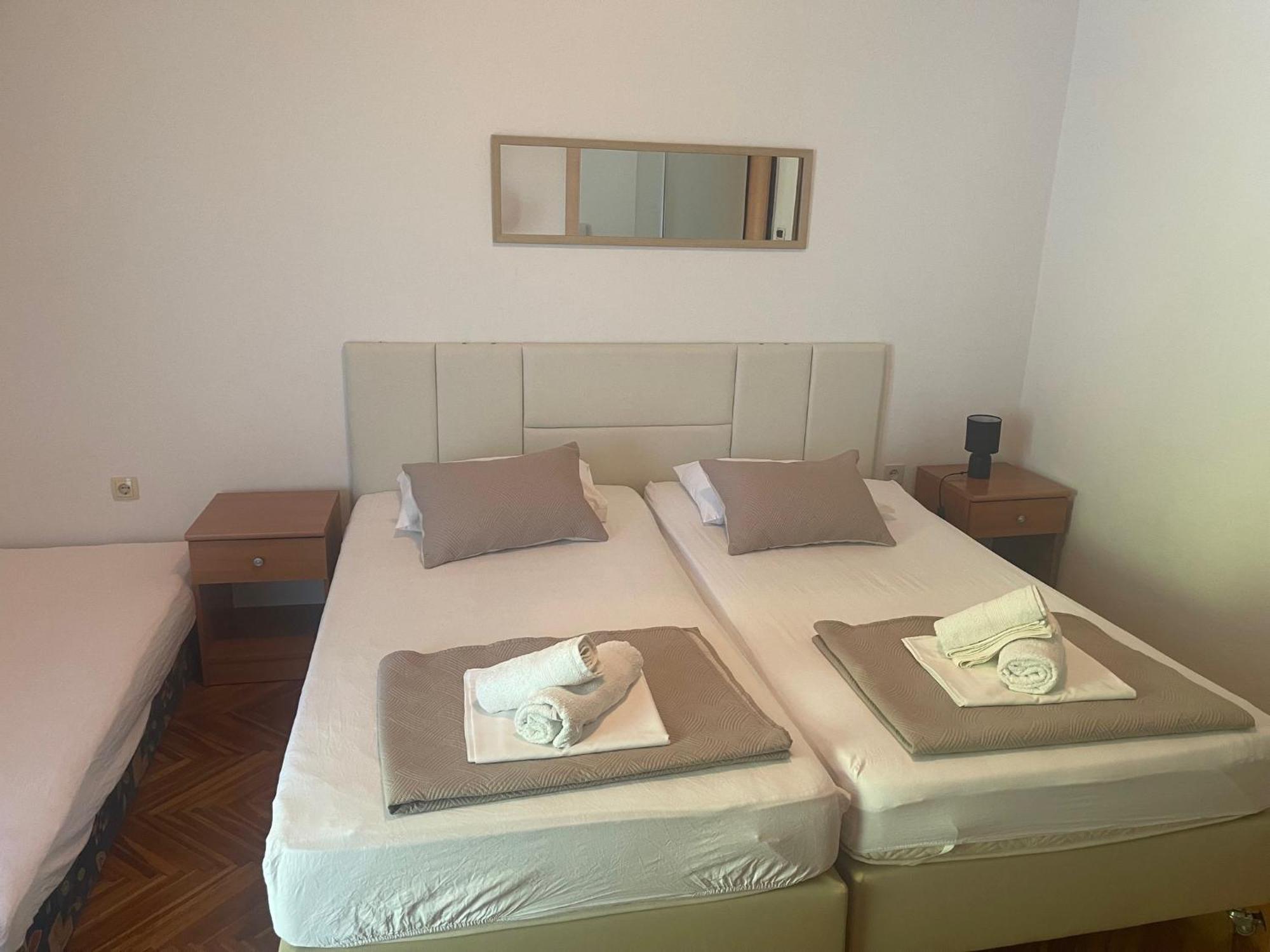 Apartments Ante Omis Exterior photo