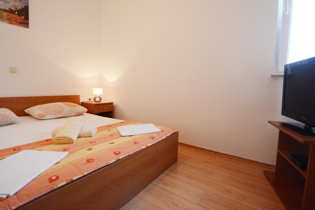 Apartments Ante Omis Exterior photo