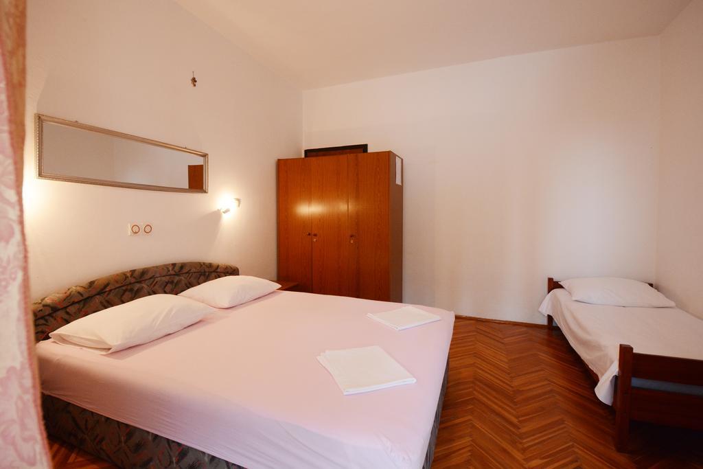 Apartments Ante Omis Exterior photo