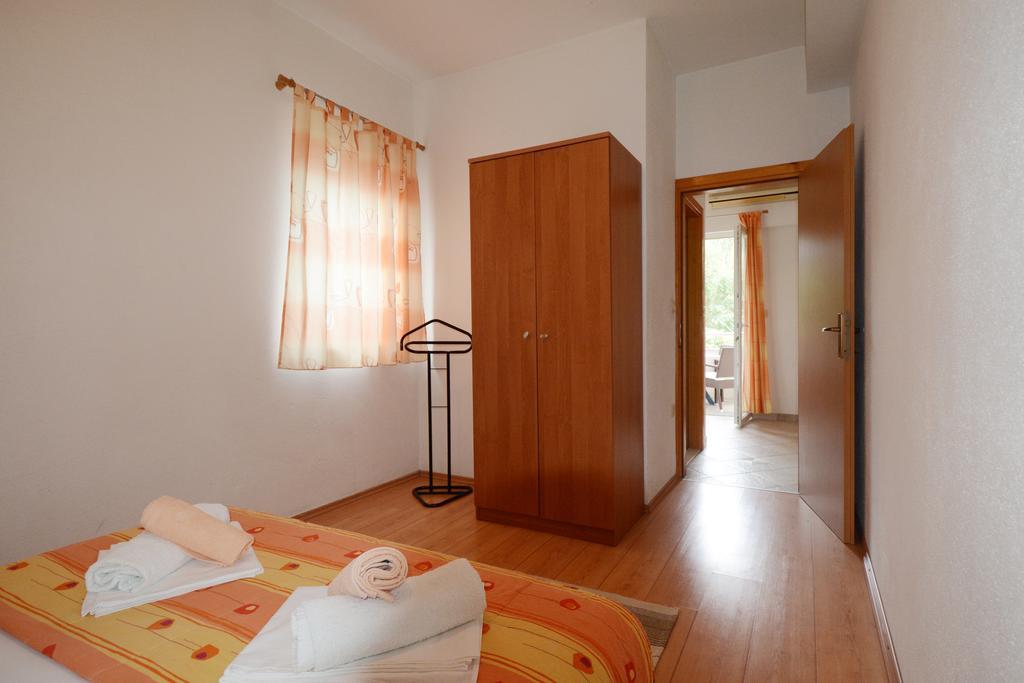 Apartments Ante Omis Exterior photo