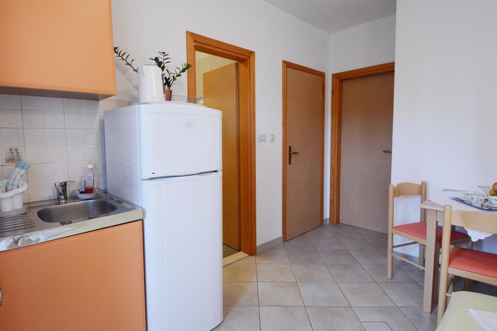 Apartments Ante Omis Exterior photo