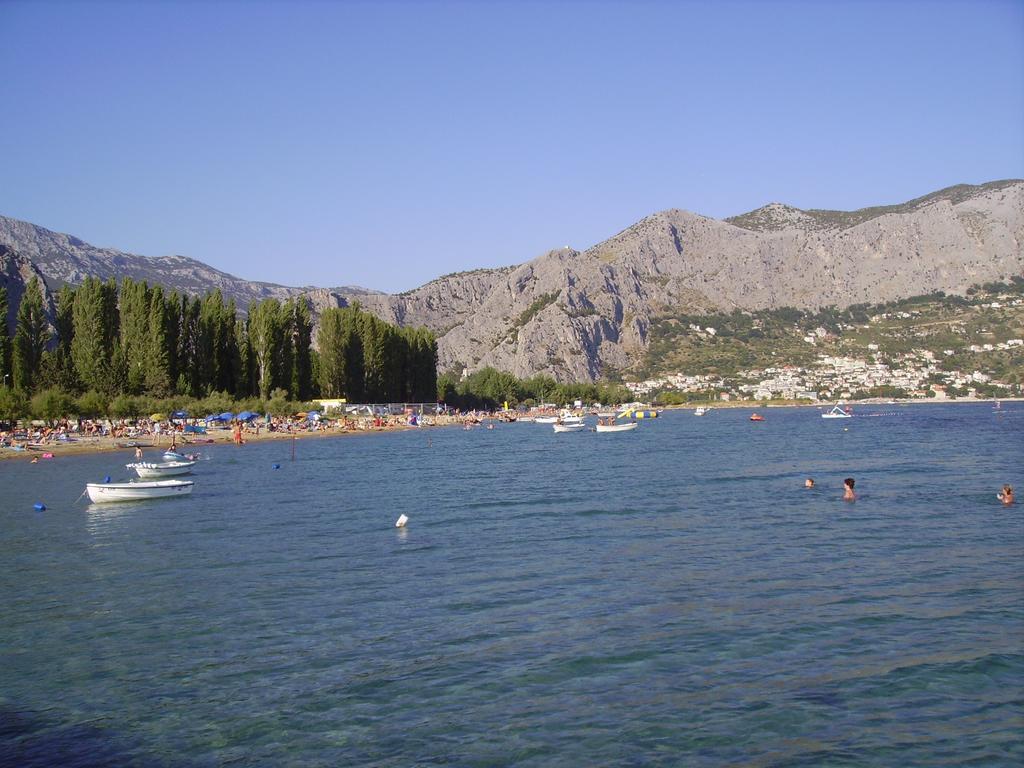 Apartments Ante Omis Exterior photo