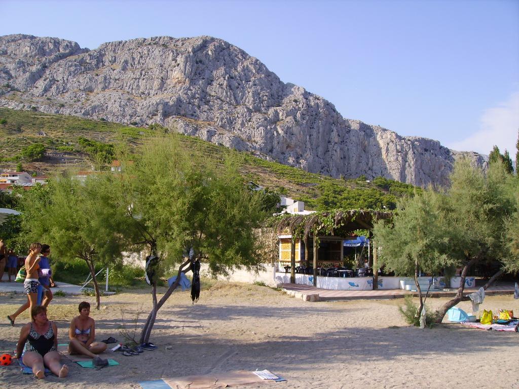 Apartments Ante Omis Exterior photo