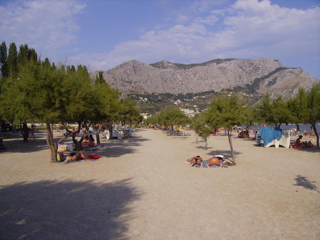 Apartments Ante Omis Exterior photo