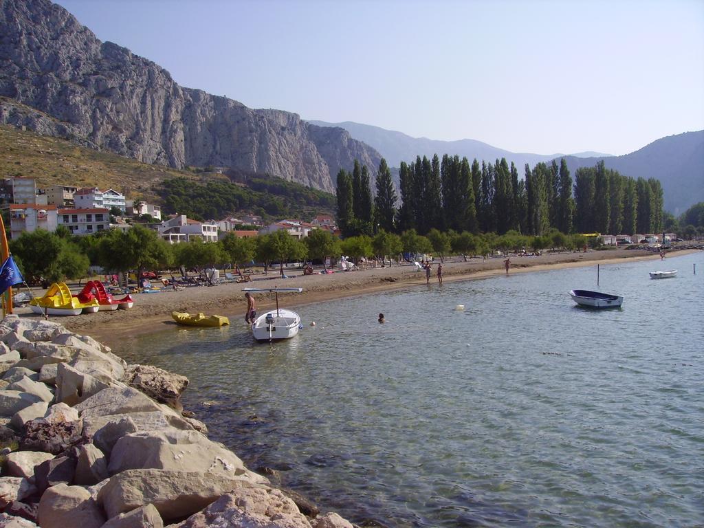 Apartments Ante Omis Exterior photo