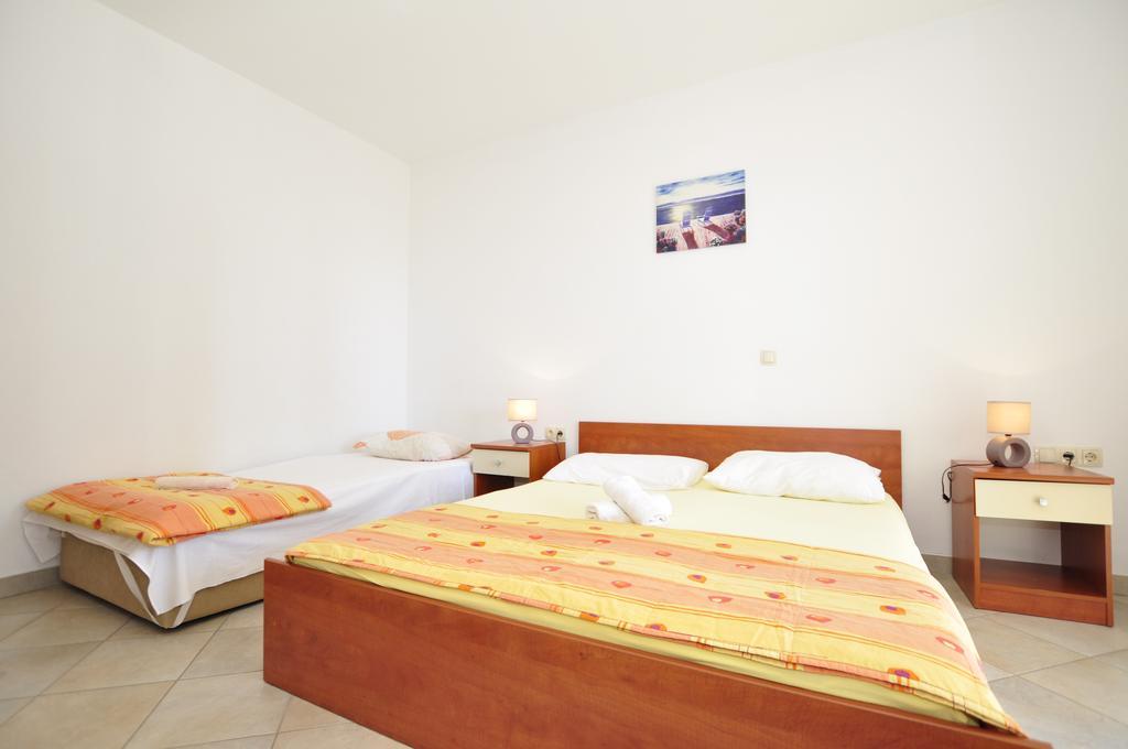 Apartments Ante Omis Exterior photo