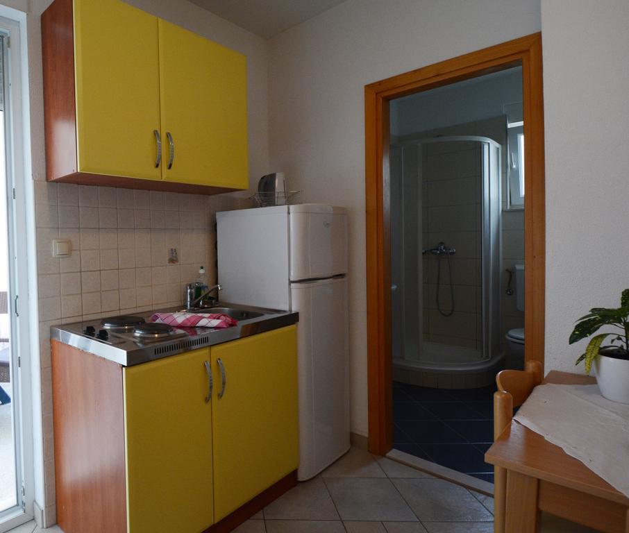Apartments Ante Omis Exterior photo