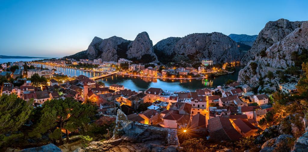 Apartments Ante Omis Exterior photo