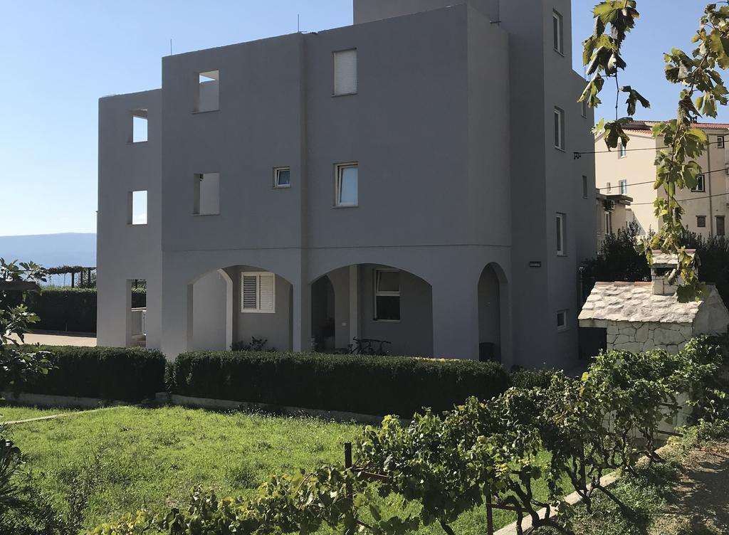 Apartments Ante Omis Exterior photo