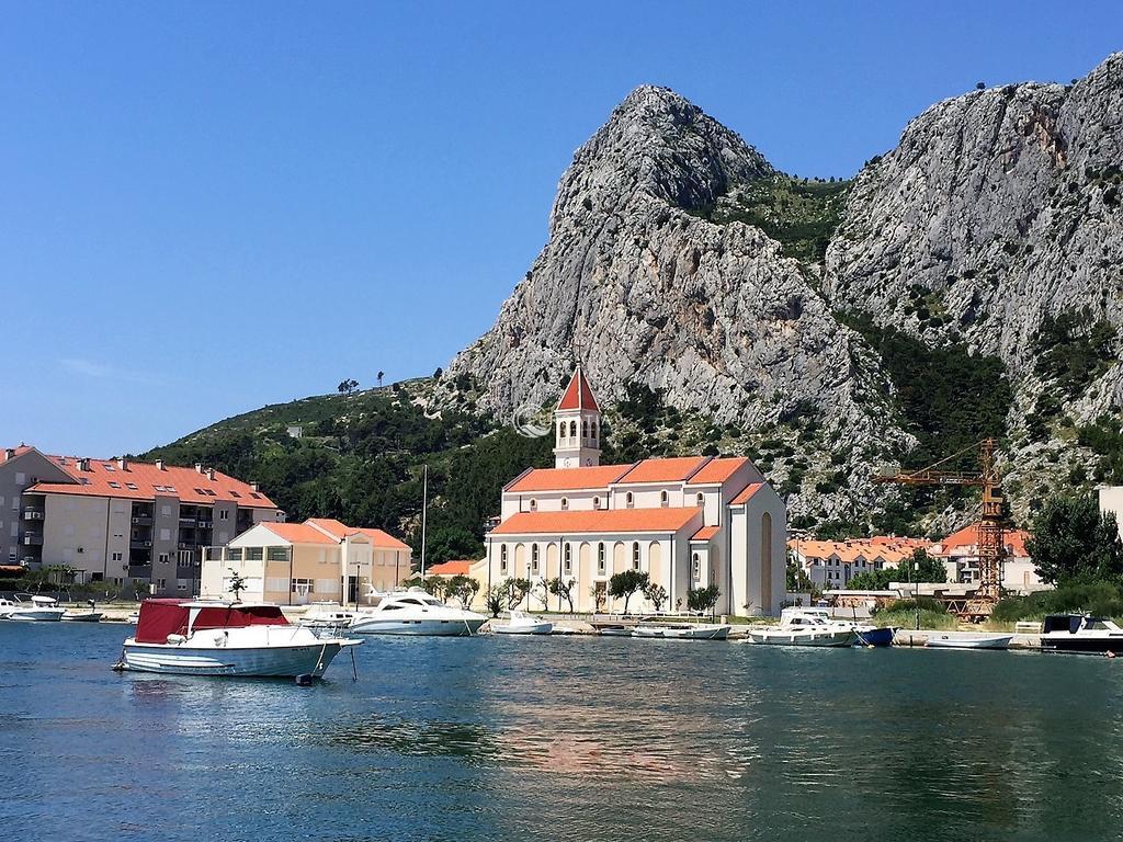 Apartments Ante Omis Exterior photo