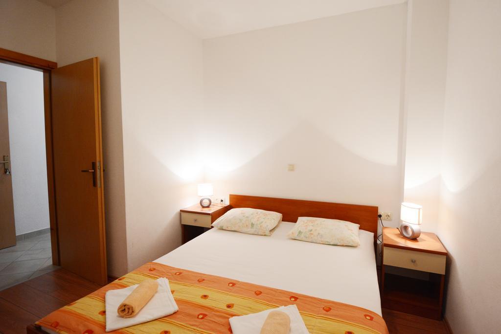 Apartments Ante Omis Exterior photo