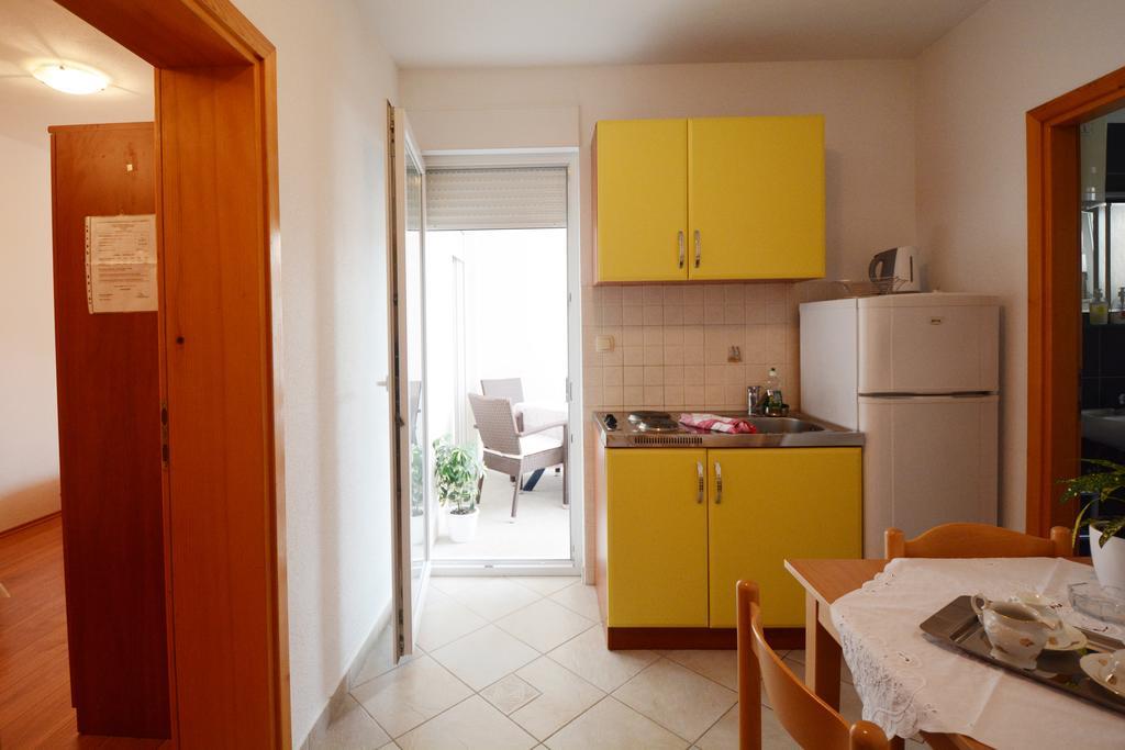 Apartments Ante Omis Exterior photo