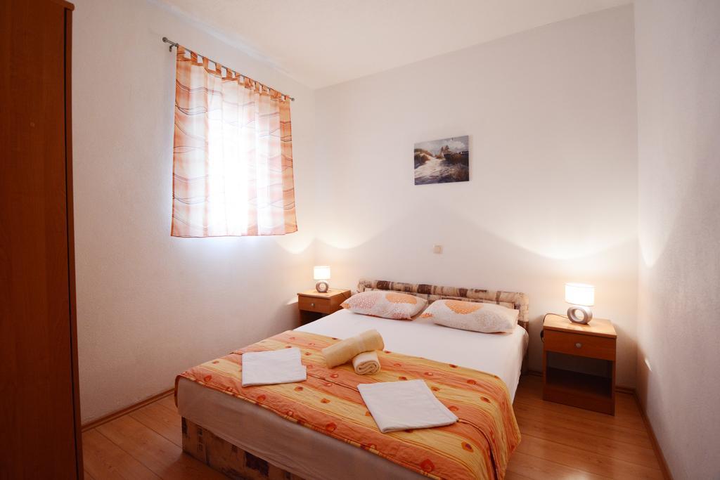 Apartments Ante Omis Exterior photo