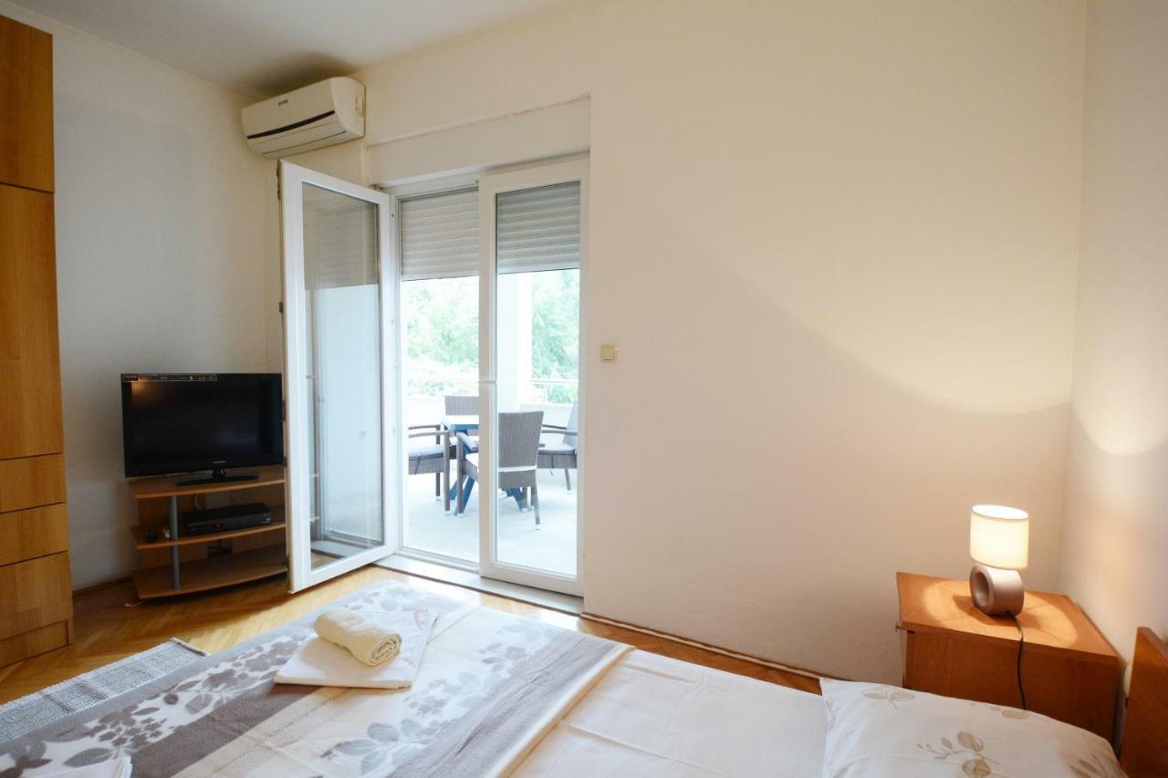 Apartments Ante Omis Exterior photo